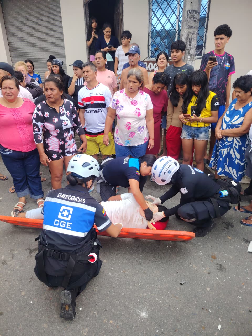 VOLUNTARIOS DE CONSULTING GROUP ECUADOR ATIENDEN A MOTOCICLISTA HERIDO TRAS ACCIDENTE EN LA CALLE SAN PABLO