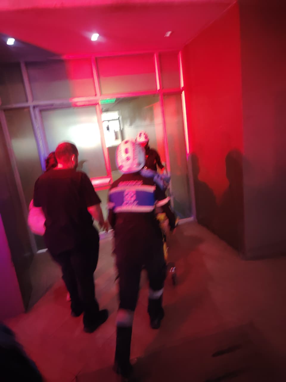 Voluntarios de Consulting Group Ecuador brindan atención a menor tras accidente en la vía a La Concordia