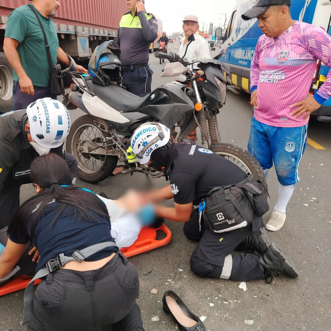 Nuestros voluntarios de Emergencias Médicas brindan atención a mujer herida tras accidente en la vía Quevedo
