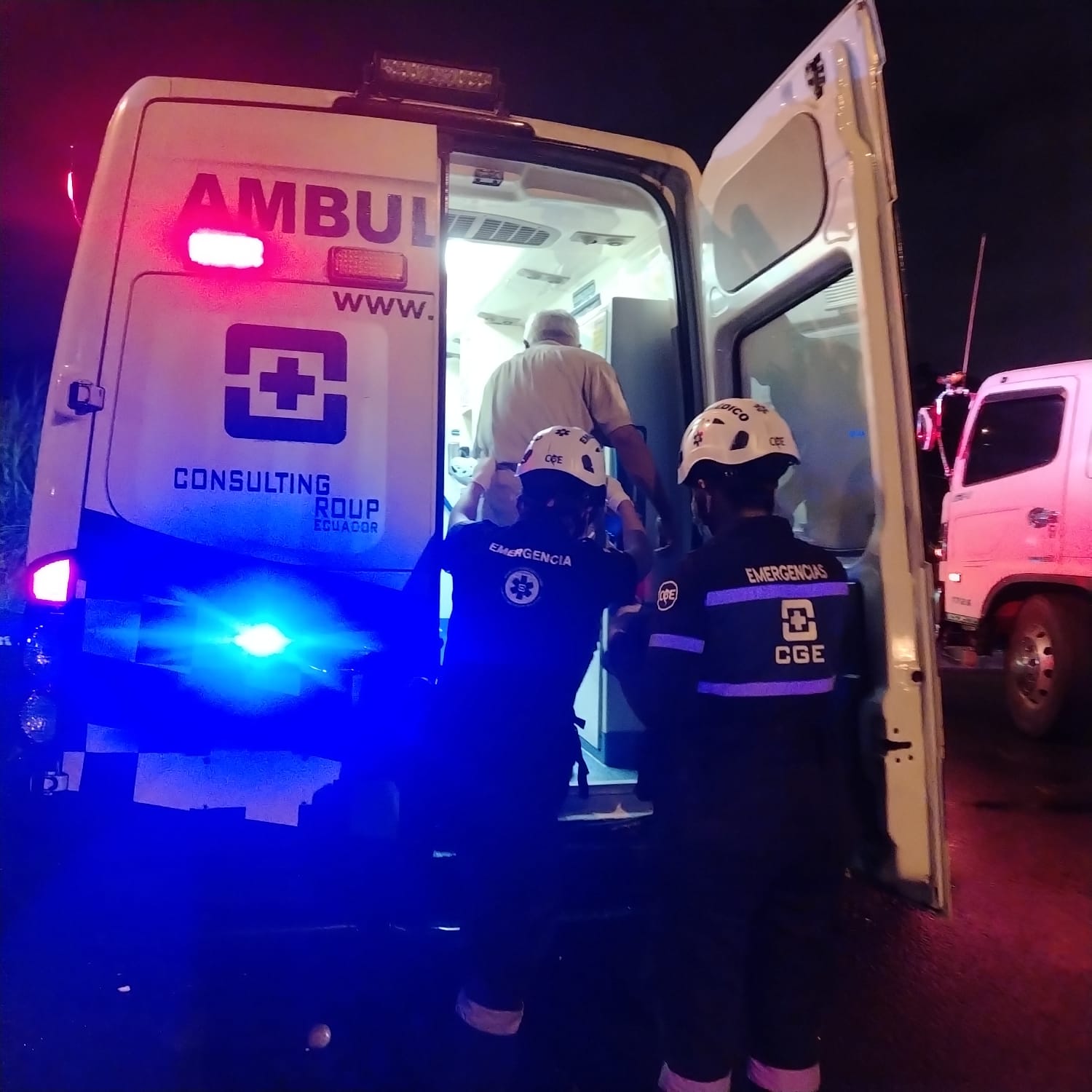 NUESTROS CONSULTINOS BRINDARON ATENCIÓN A ADULTO MAYOR TRAS ACCIDENTE EN LA AV. DEL COOPERATIVISMO
