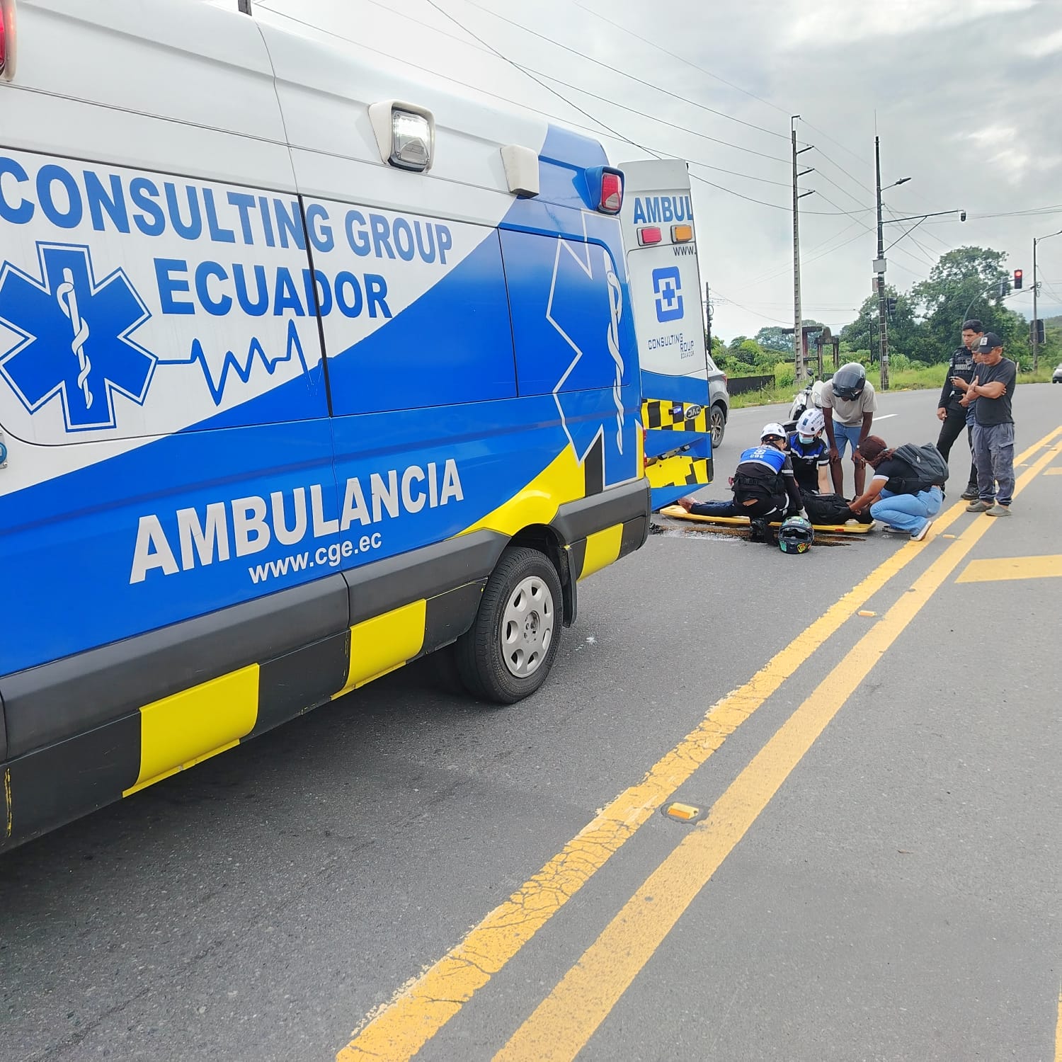 Voluntarios de Consulting Group Ecuador brinda atención y traslada a motociclista tras fuerte accidente