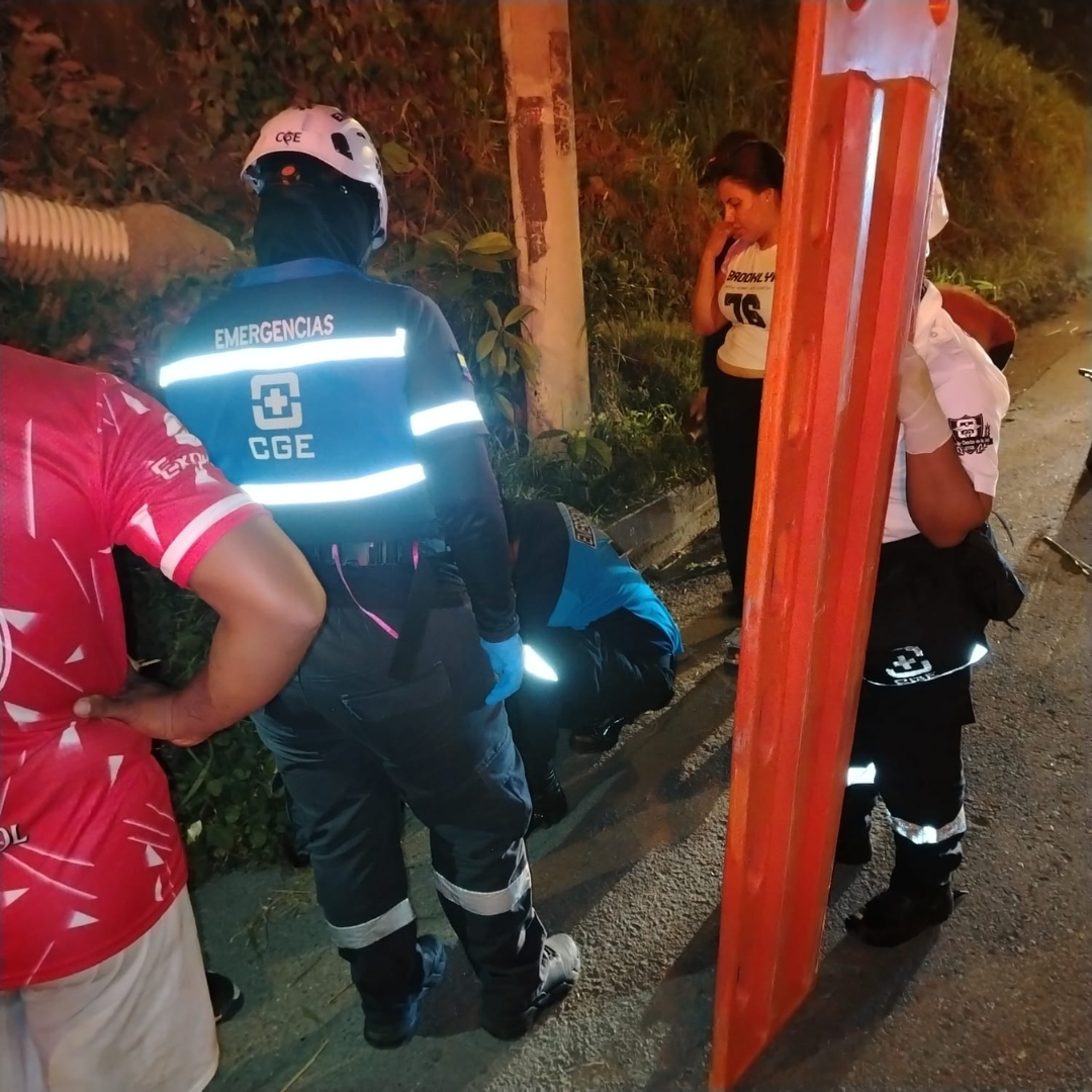 Voluntarios de Consulting Group Ecuador atienden a joven tras accidente en la av. del Cooperativismo